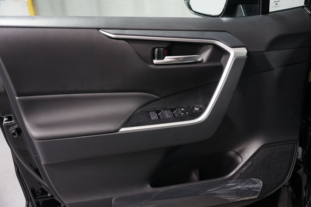 2025 Toyota RAV4 XLE 30