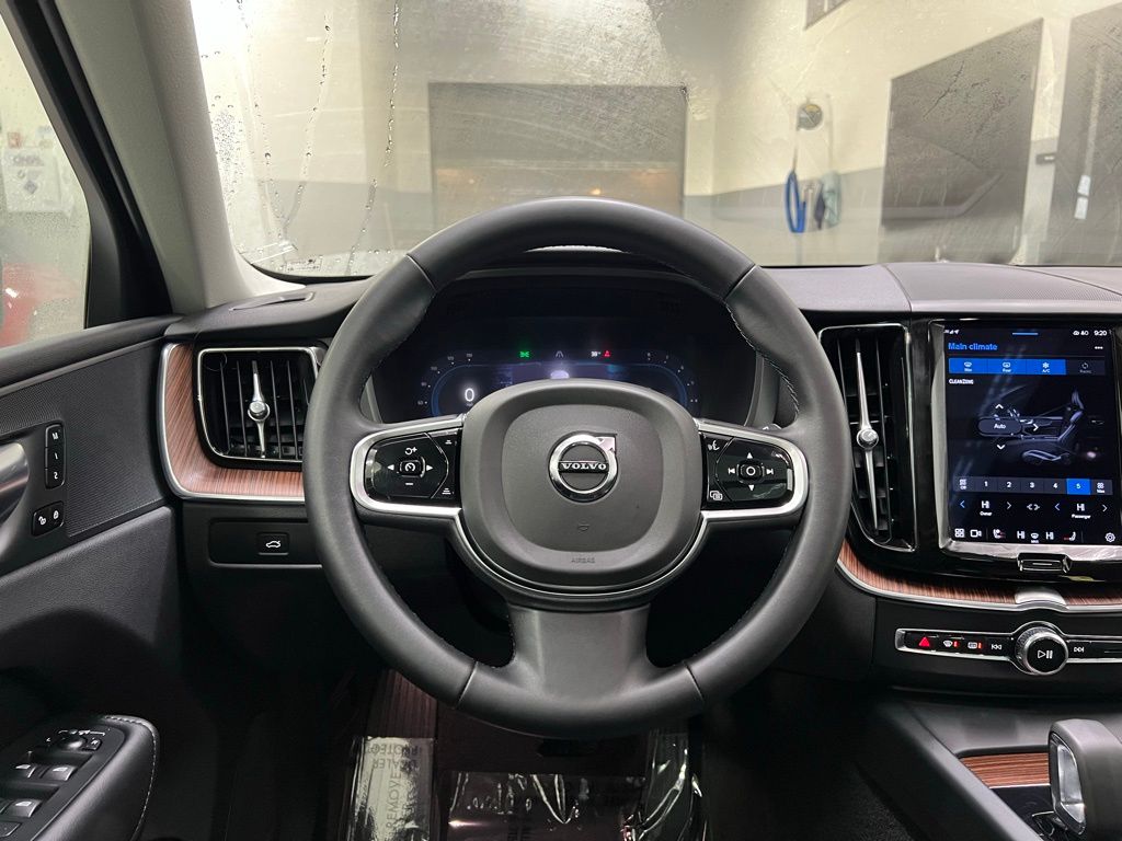 2023 Volvo XC60 B5 Plus 23