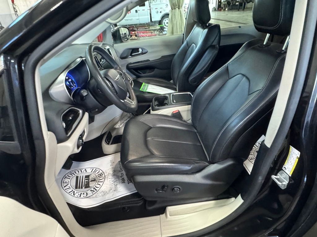 Used 2023 Chrysler Pacifica Van