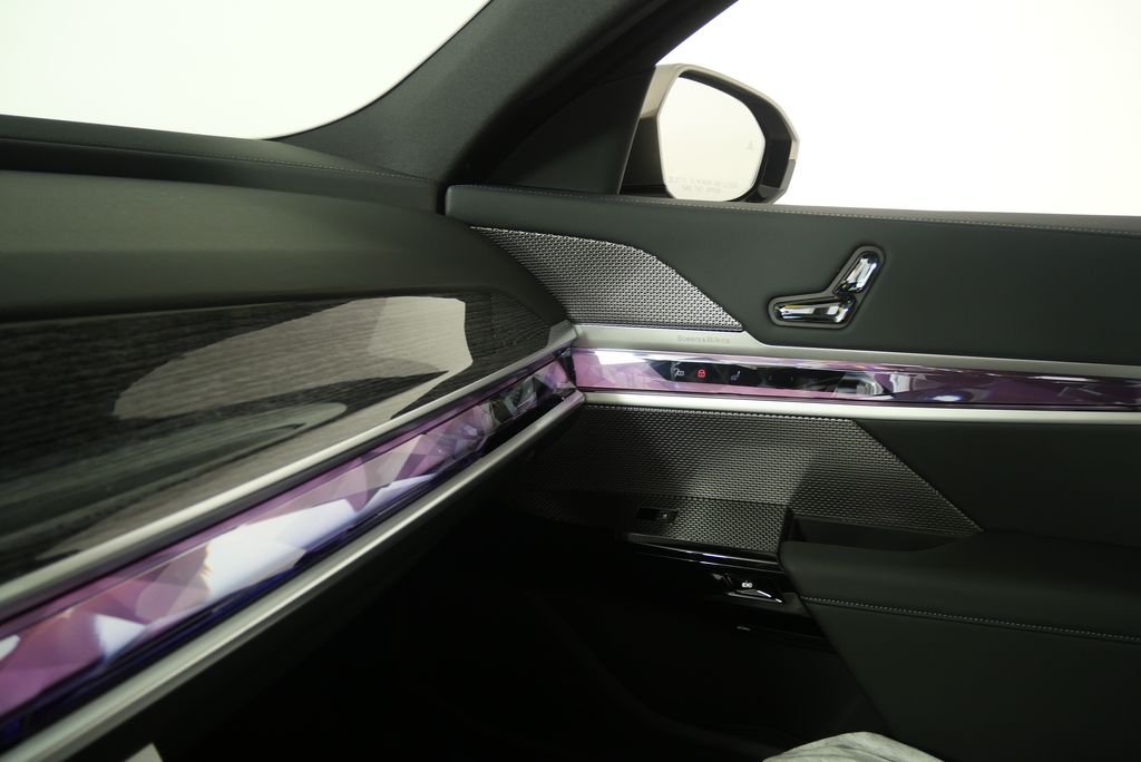 Thumbnail: 2025 BMW 7 Series - 25