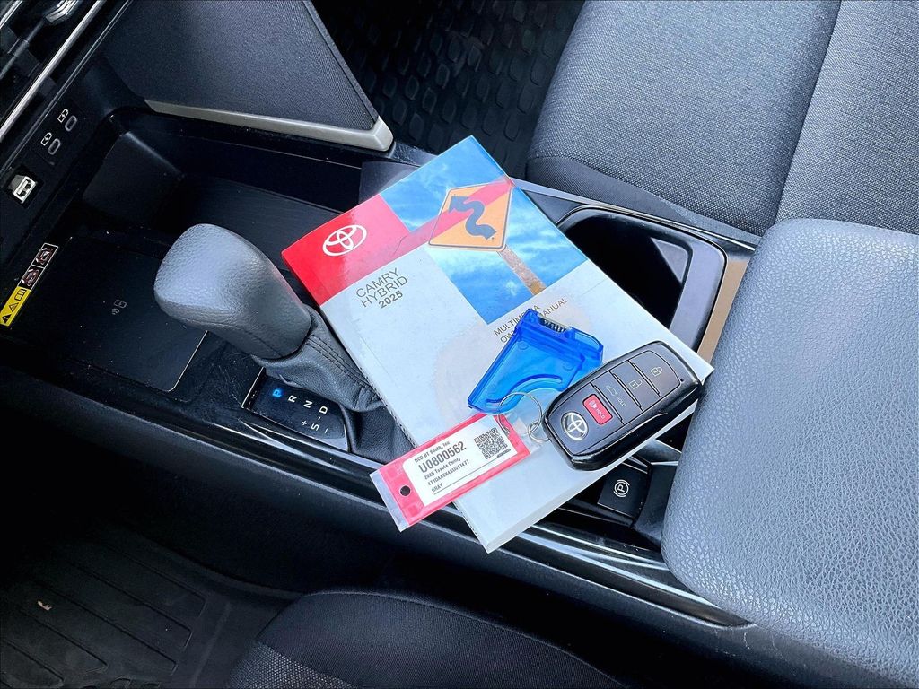 2025 Toyota Camry — photo 31