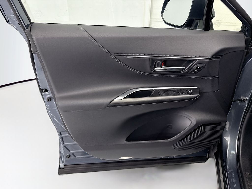 Thumbnail: 2023 Toyota Venza - 24