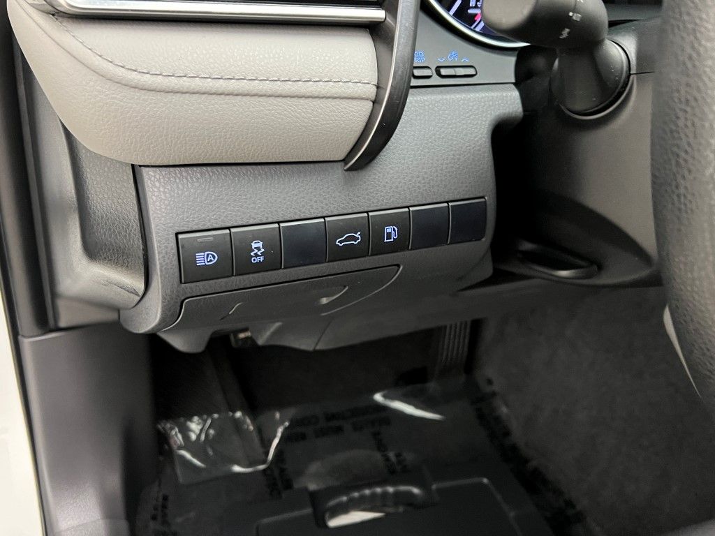 Thumbnail: 2018 Toyota Camry - 23