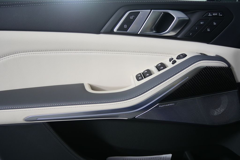 Thumbnail: 2026 BMW X7 - 9