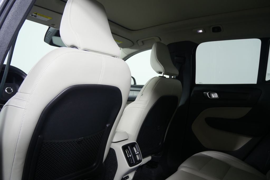 Thumbnail: 2025 Volvo XC40 - 17