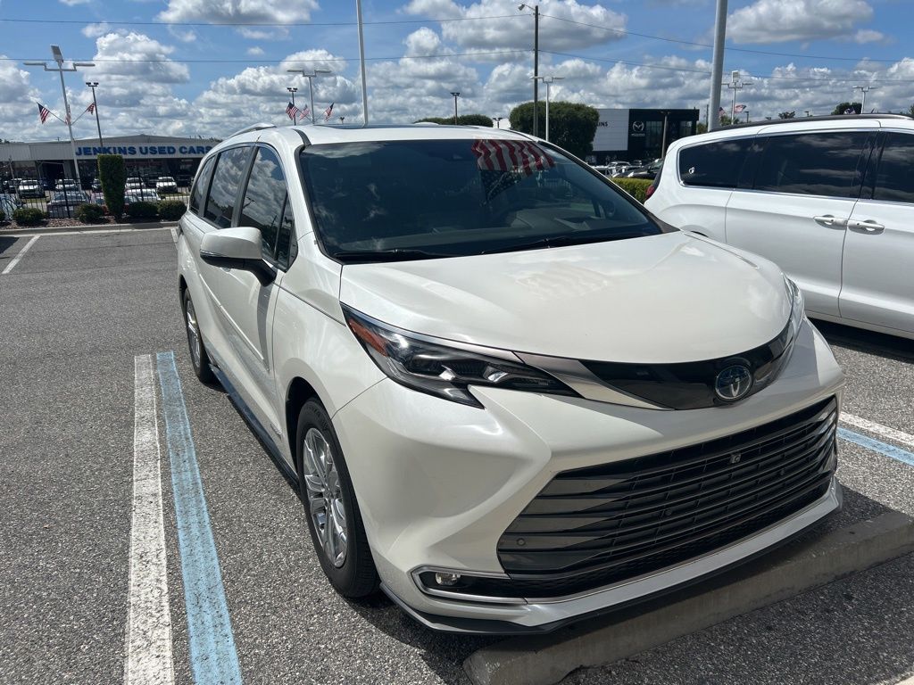 Pre-Owned 2021 Toyota Sienna Platinum 4D Passenger Van in