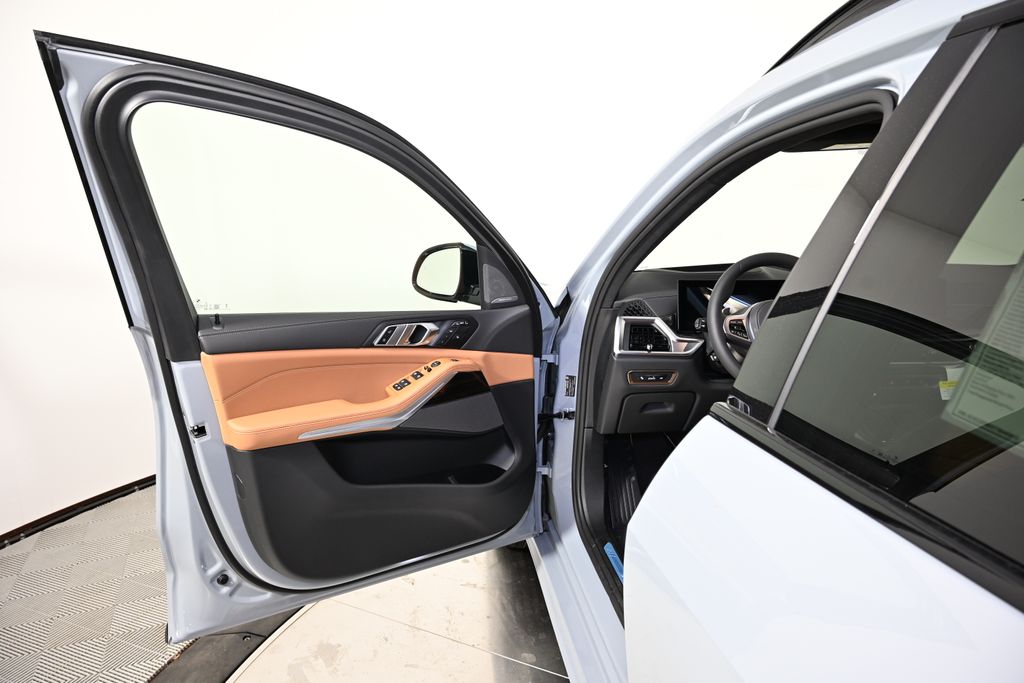 Thumbnail: 2026 BMW X7 - 21