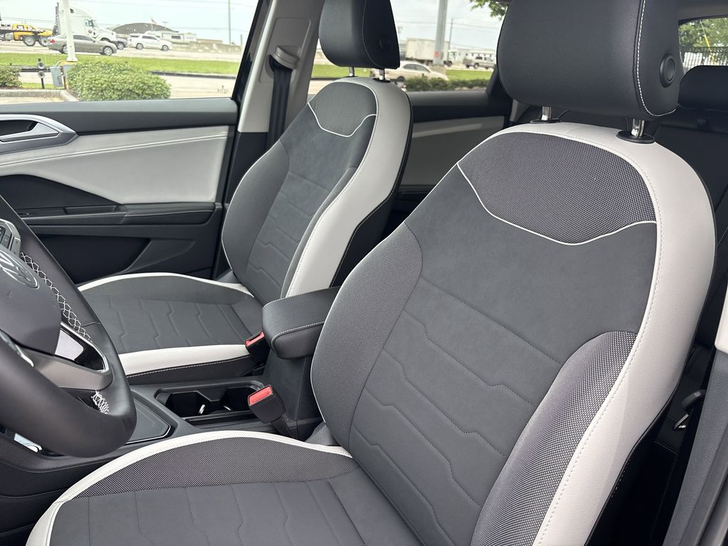 New 2025 Deep Black Volkswagen 1.5T SE image 10