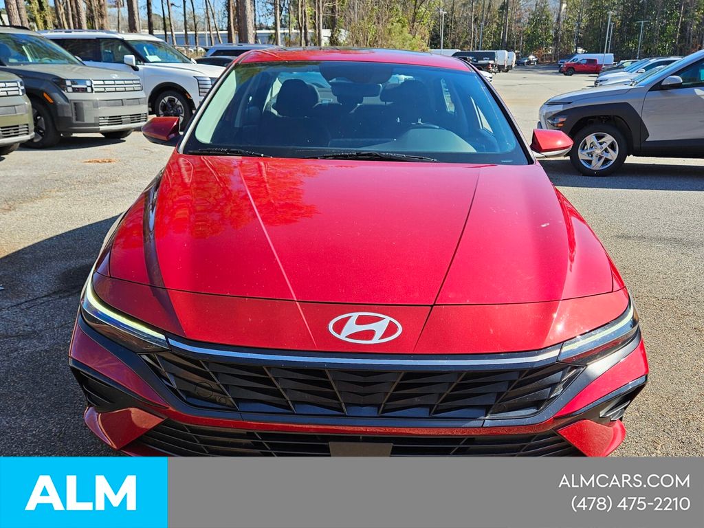 Used 2025 Red Hyundai SEL Convenience image 3