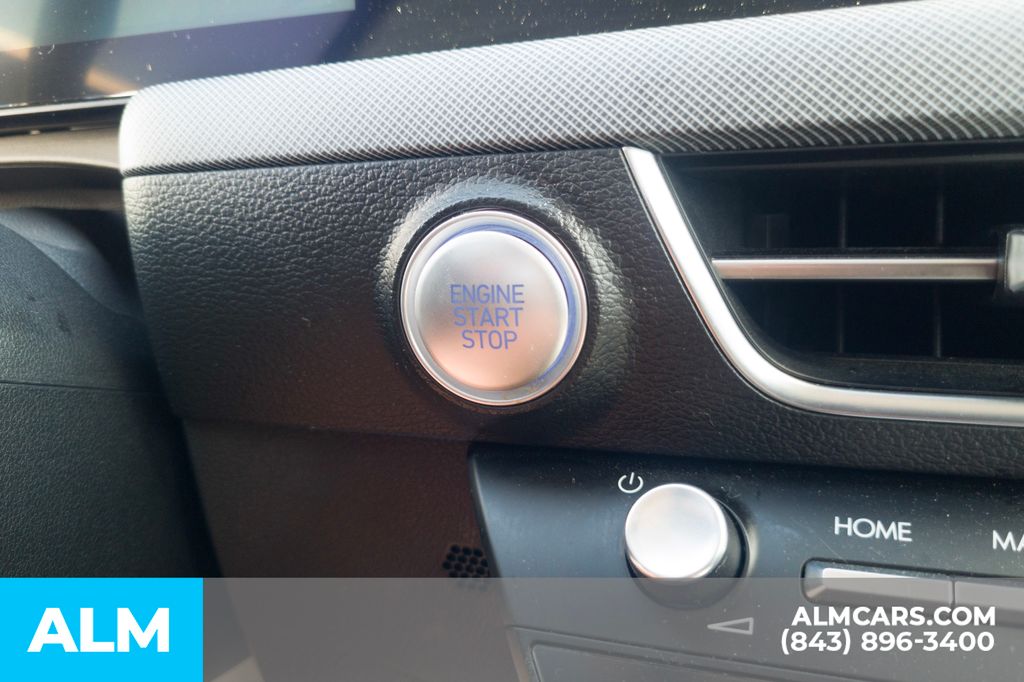 Used 2025 White Hyundai SEL image 14