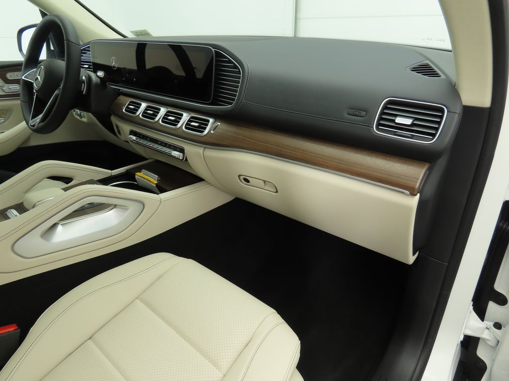 2025 Mercedes-Benz GLS 450 4MATIC 18