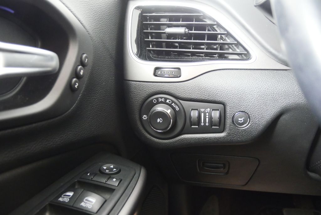 Thumbnail: 2019 Jeep Cherokee - 21