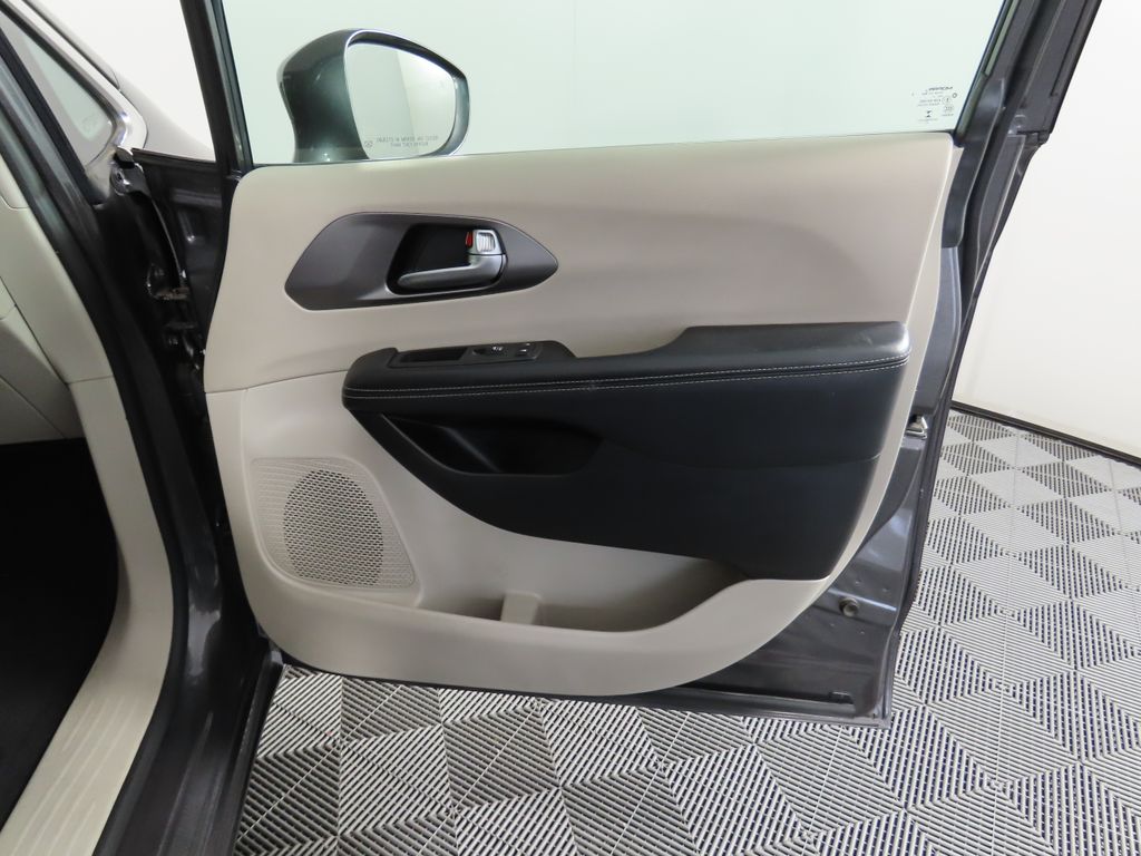 2022 Chrysler Pacifica Touring L 26
