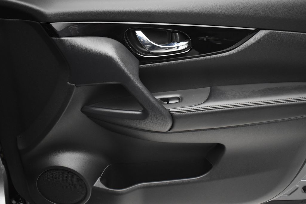 Thumbnail: 2021 Nissan Rogue Sport - 25