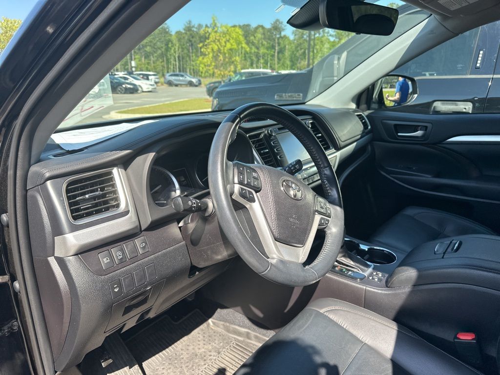 2019 Midnight Black Metallic Toyota Highlander XLE AWD SUV