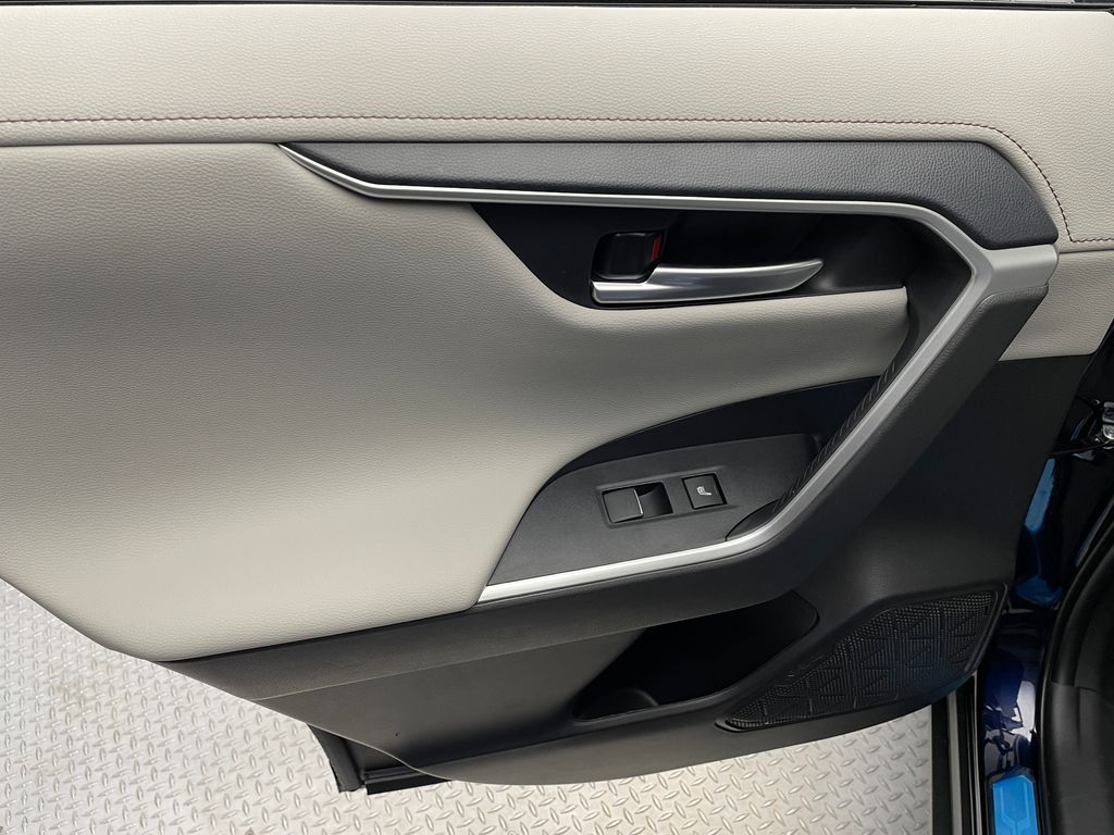 Thumbnail: 2025 Toyota RAV4 - 32