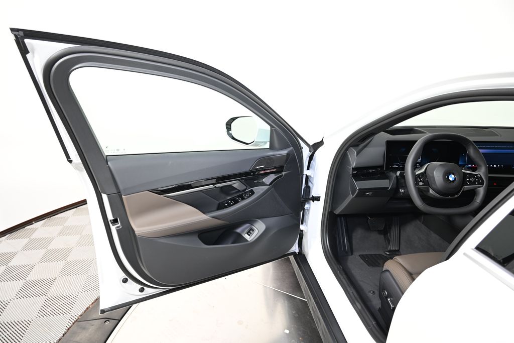 Thumbnail: 2026 BMW 5 Series - 21