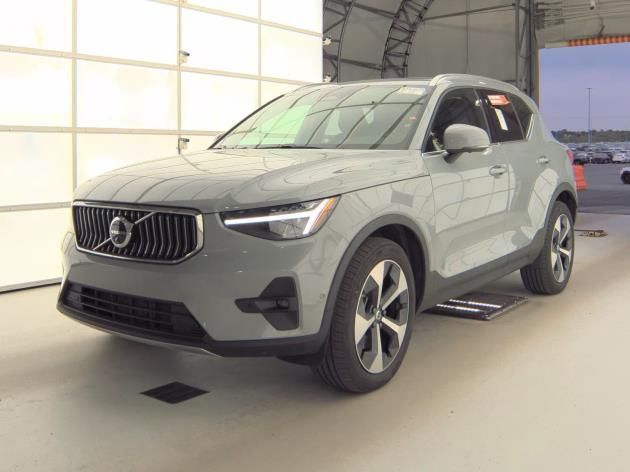 2025 Volvo XC40 B5 Plus Bright Theme AWD