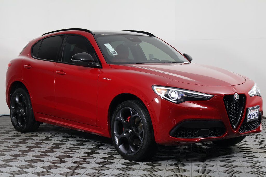 Thumbnail: 2022 Alfa Romeo Stelvio - 3