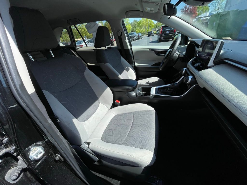 2024 Toyota RAV4 XLE 31