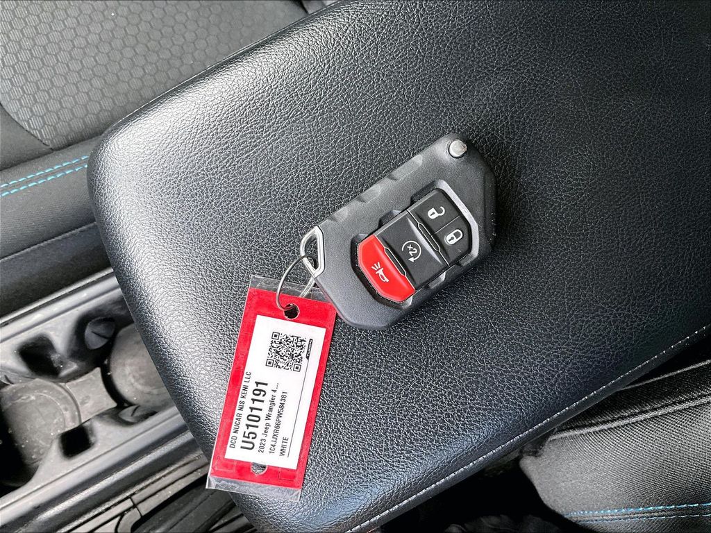 2023 Jeep Wrangler — photo 30