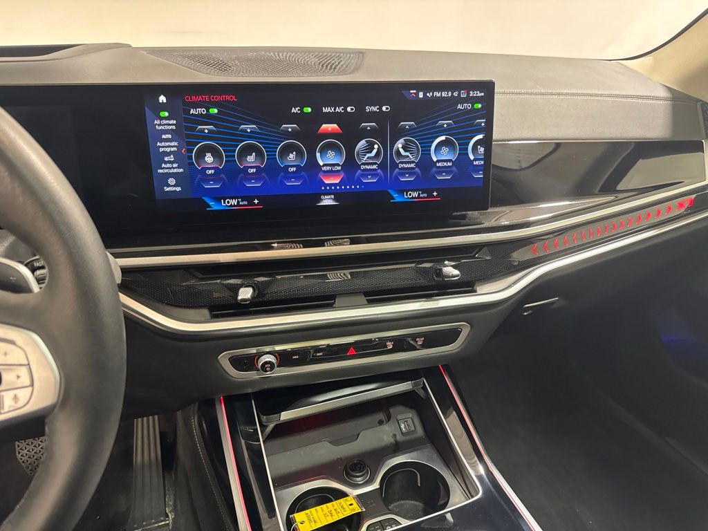 Used 2023  BMW xDrive40i image 13