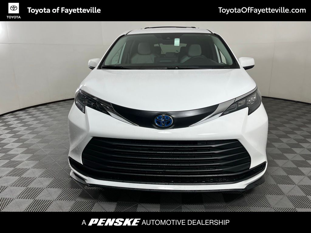 2025 Toyota Sienna LE 18