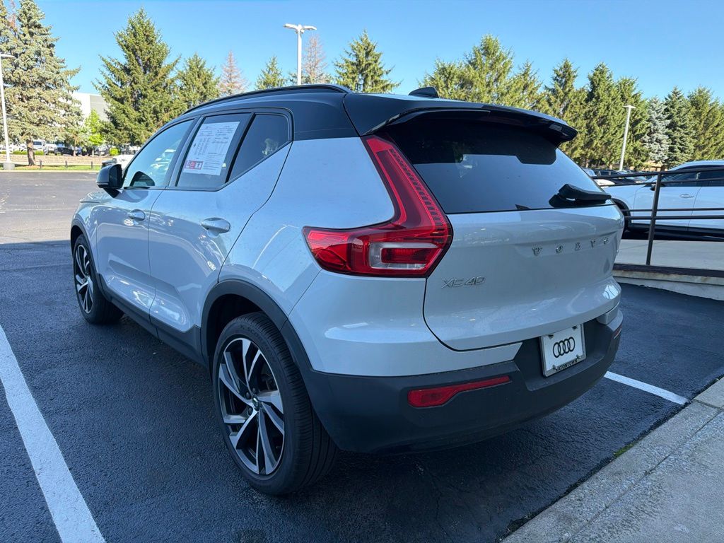 Thumbnail: 2022 Volvo XC40 - 2