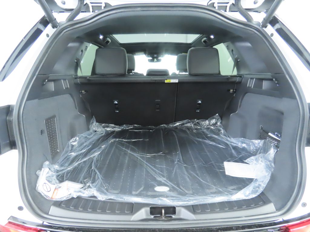 Thumbnail: 2024 Land Rover Discovery Sport - 30