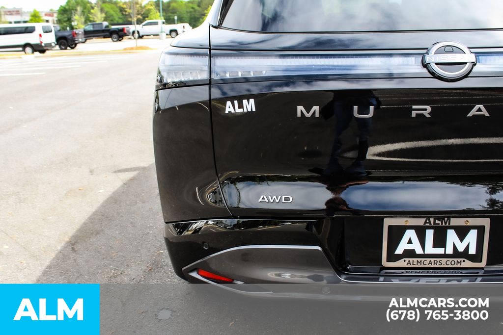 Used 2025 Black Nissan Platinum image 13
