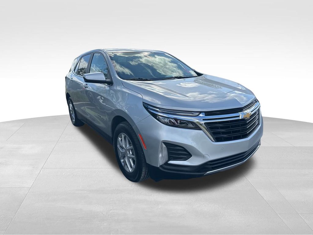 2022 Silver Ice Metallic Chevrolet Equinox LT FWD SUV