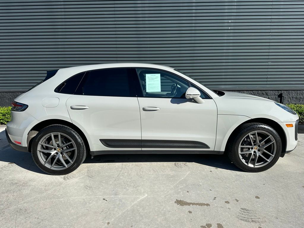 Thumbnail: 2022 Porsche Macan - 10