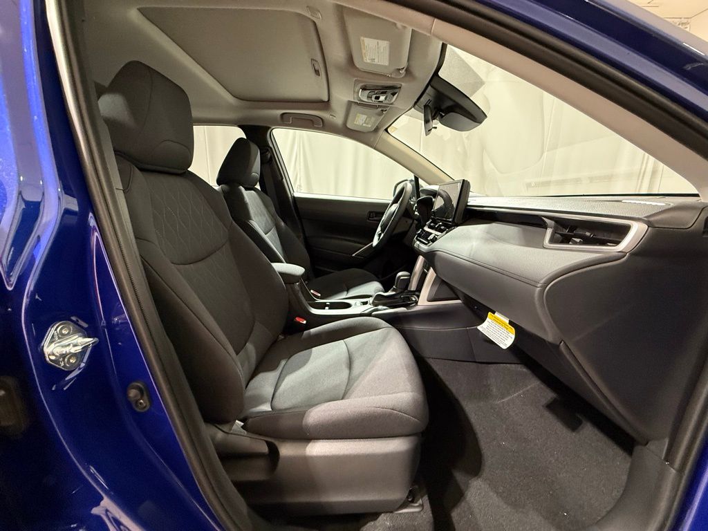 2025 Toyota Corolla Cross LE 23