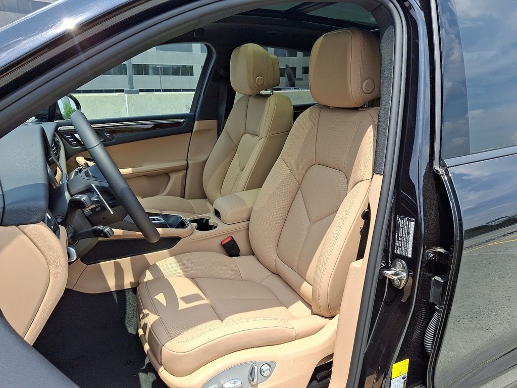Thumbnail: 2025 Porsche Macan - 5