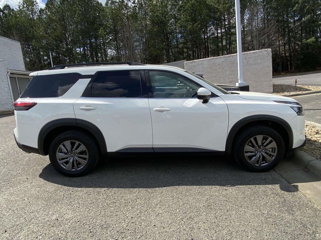 View vehicle photo 4