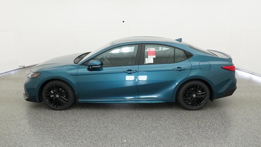2025 Toyota Camry SE 19