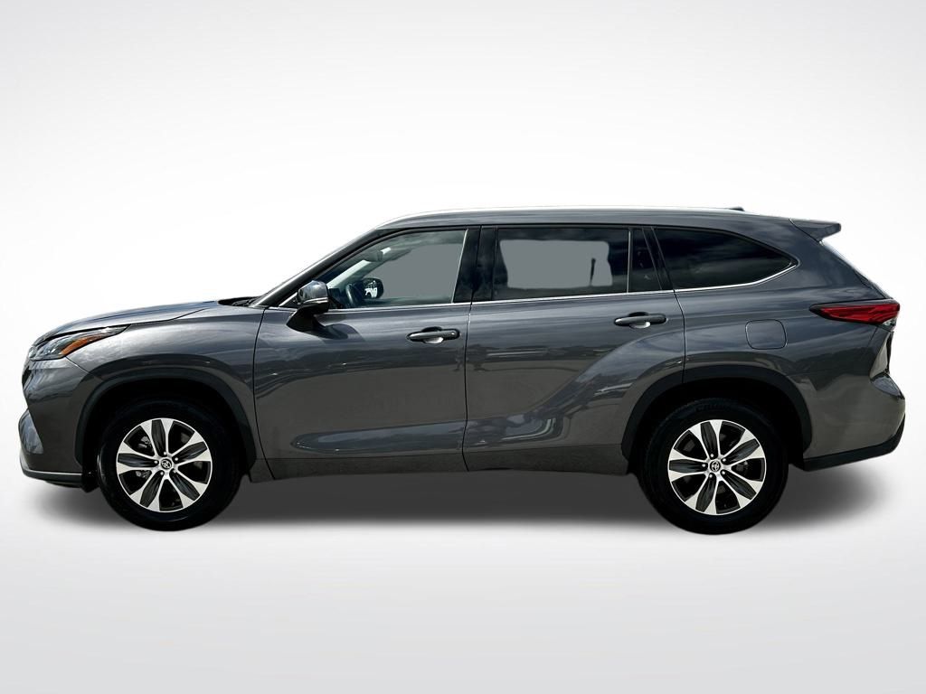 Used 2022 Toyota Highlander XLE with VIN 5TDGZRAH6NS106793 for sale in Miami, FL