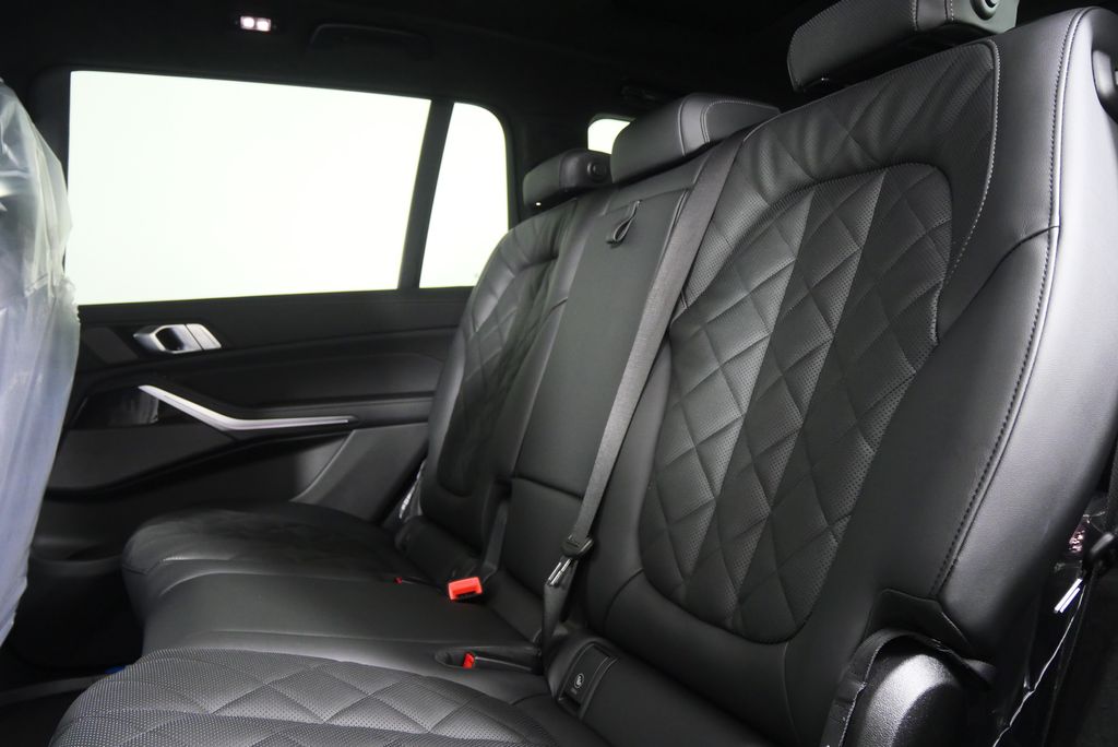 Thumbnail: 2026 BMW X7 - 15