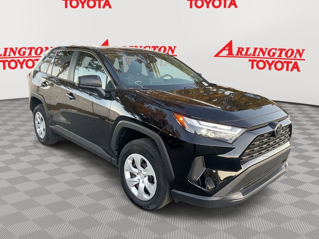 2025 Toyota RAV4 LE's photo