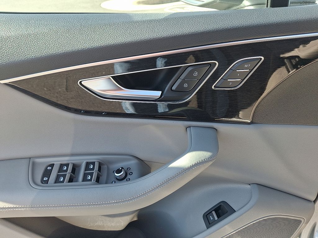 Thumbnail: 2023 Audi Q7 - 12