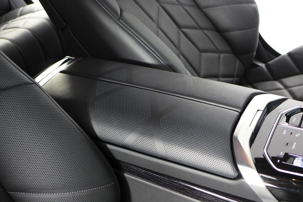 Thumbnail: 2025 BMW i7 - 16