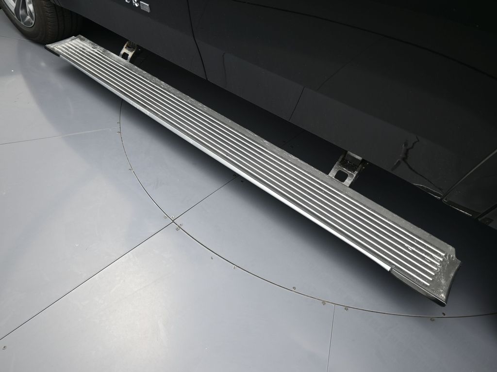 Used 2024 Diamond Black Crystal Pearlcoat Jeep Base image 17