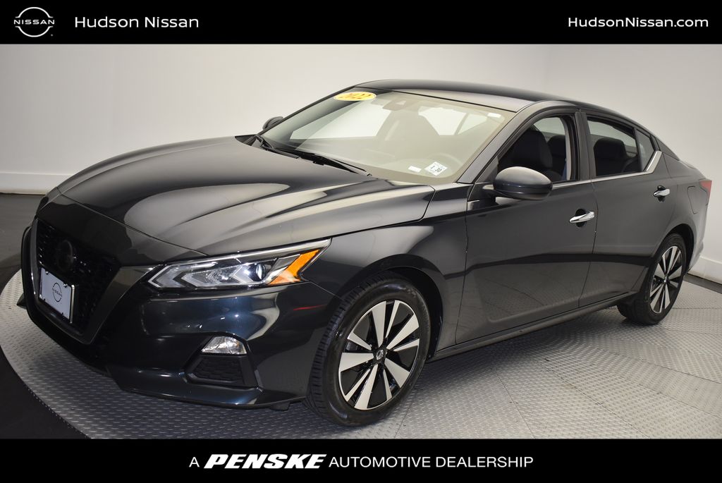 2022 Nissan Altima SV Hero Image