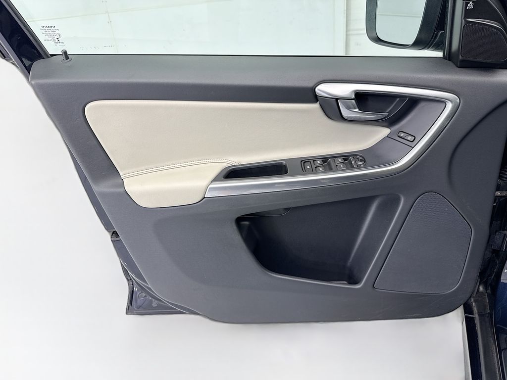 Thumbnail: 2017 Volvo XC60 - 23