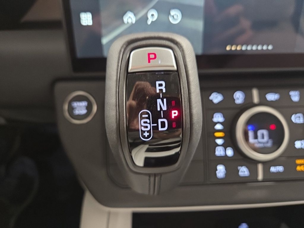 New 2026 White Land Rover X-Dynamic SE image 17