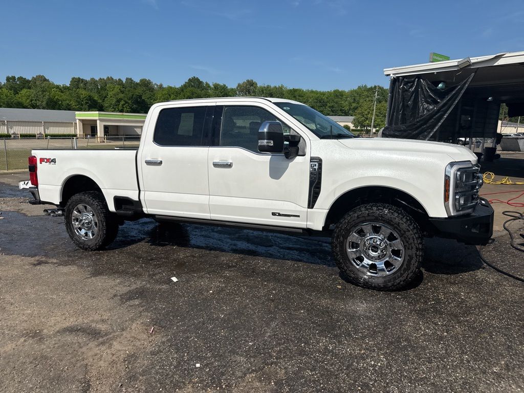 2025 Star White Metallic Tri-Coat Ford Super Duty F-350 SRW Lariat 4X4 Truck