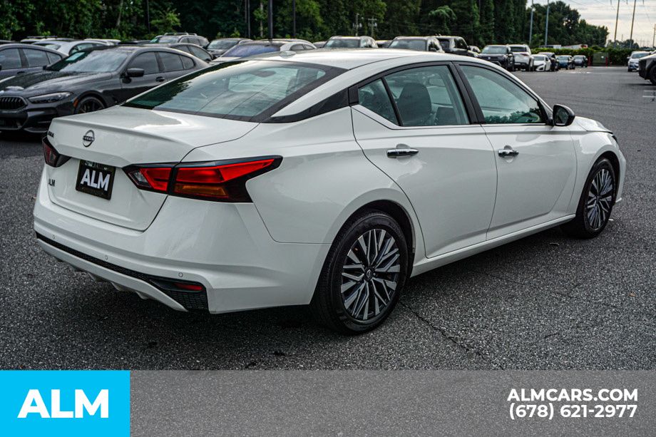 Used 2025 White Nissan 2.5 SV image 5