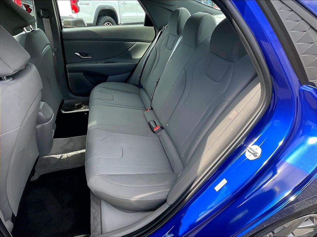 2025 Hyundai Elantra — photo 15