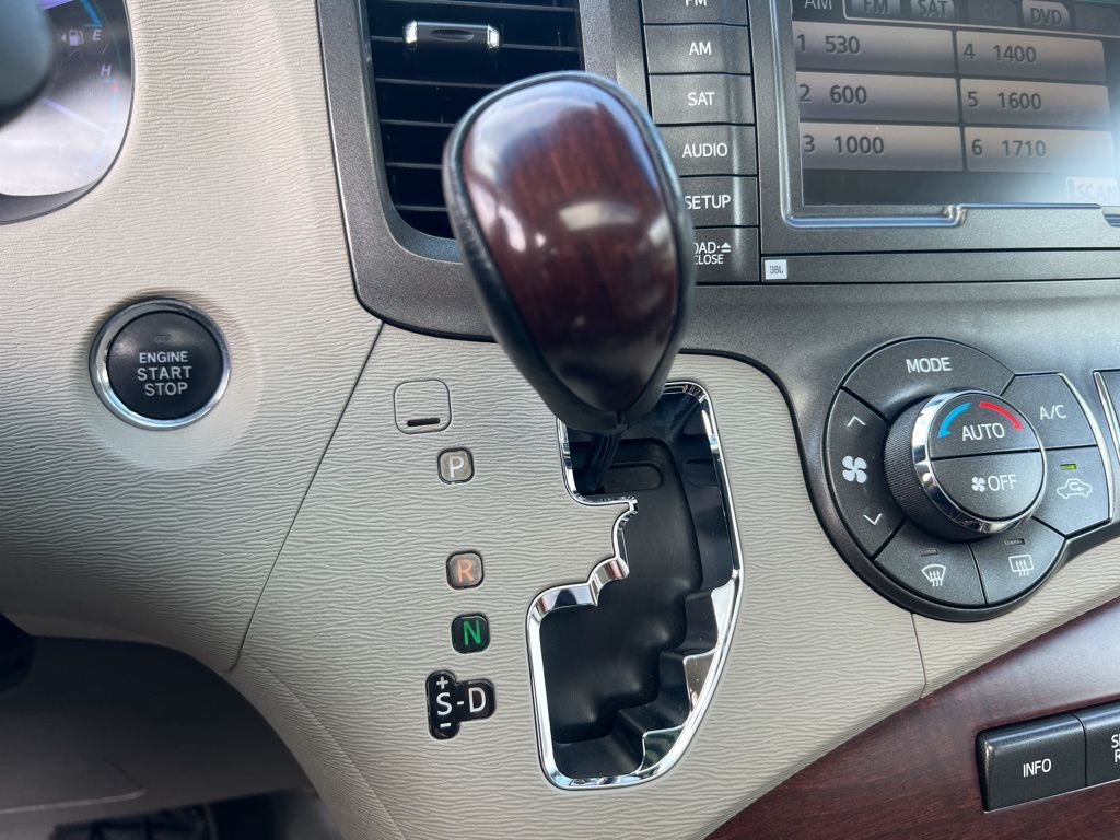 2014 Toyota Sienna XLE 7-Passenger Auto Access Se photo