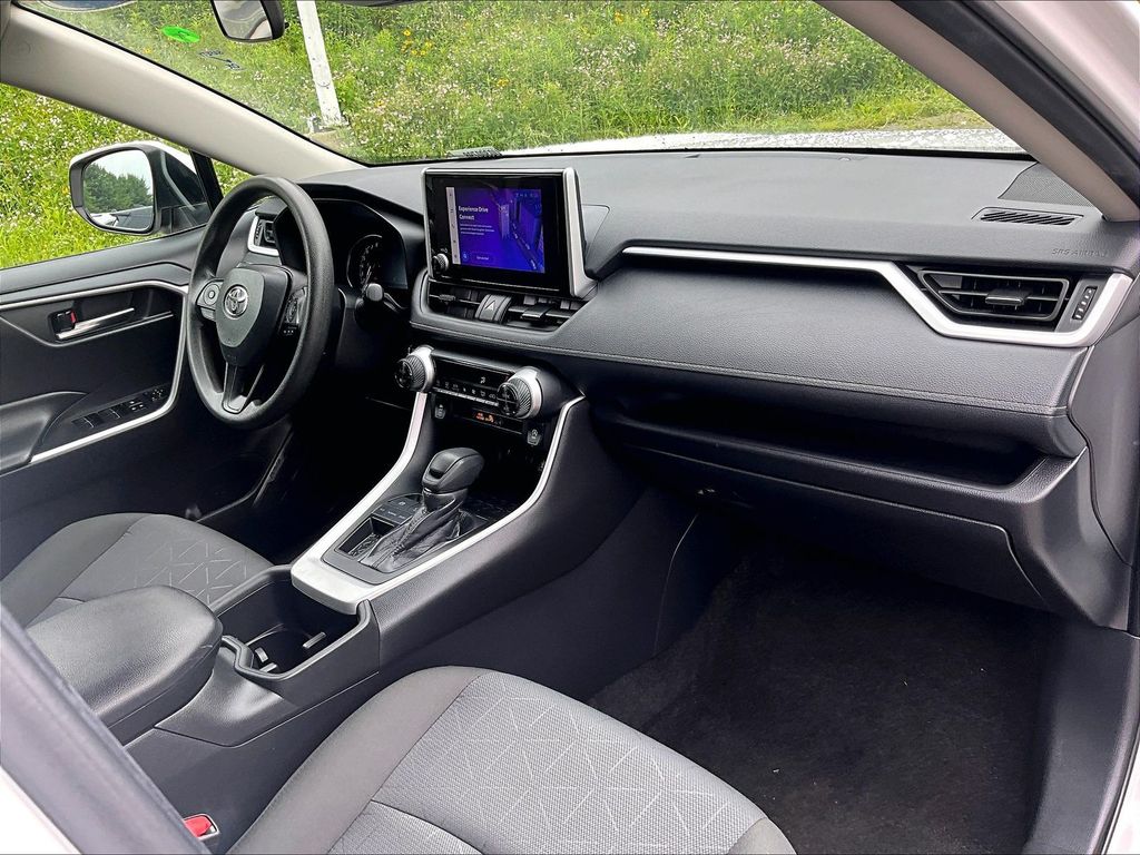 2024 Toyota RAV4 — photo 14